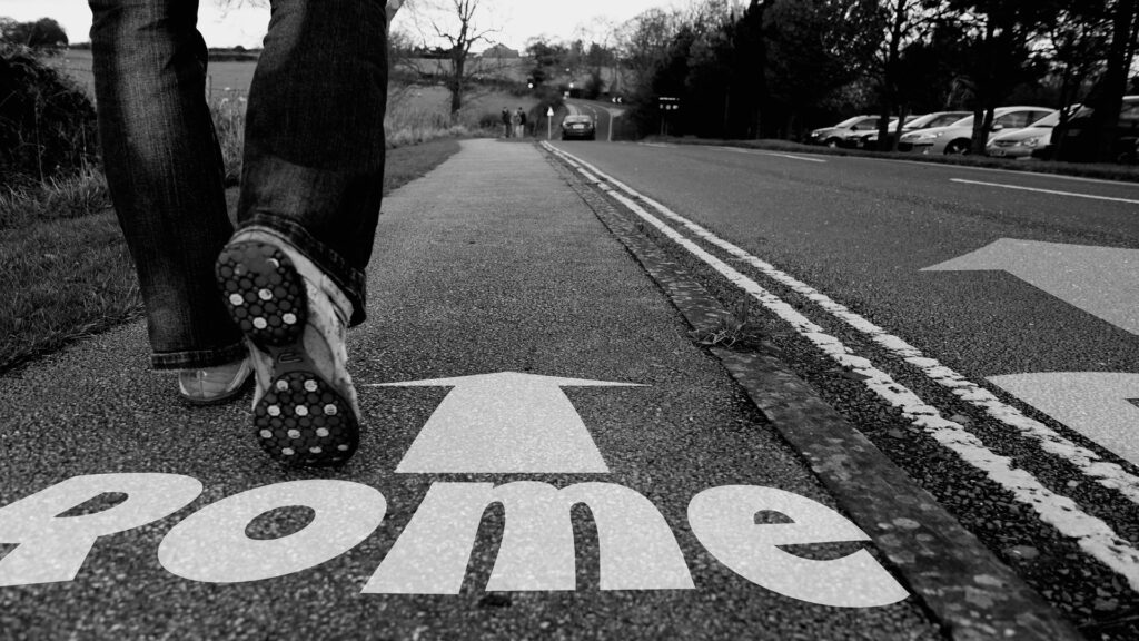 on-foot-484364_1920